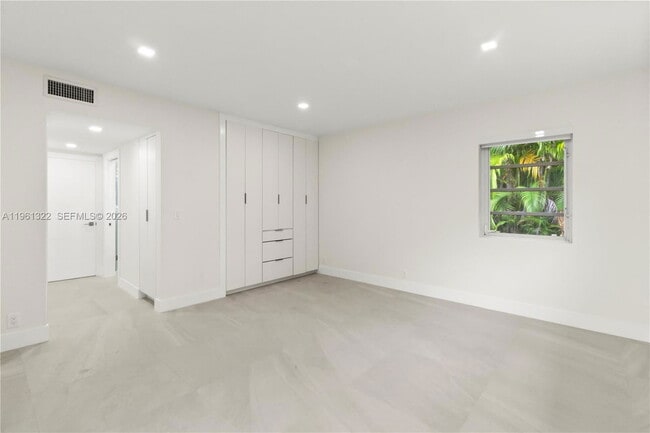 Building Photo - 1261 NE 98th St