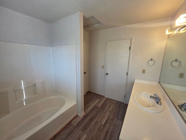 Building Photo - 2004-2004 E Chelsea Ct