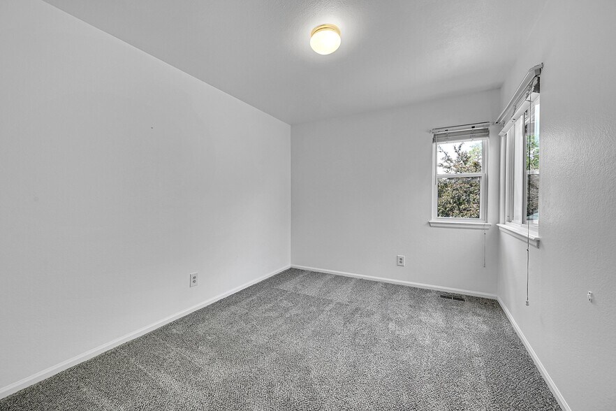 Building Photo - 379 Lincoln Ct