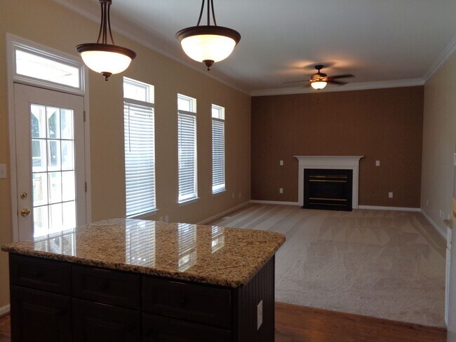 Building Photo - Spacious 2 story with double garage in Jam...