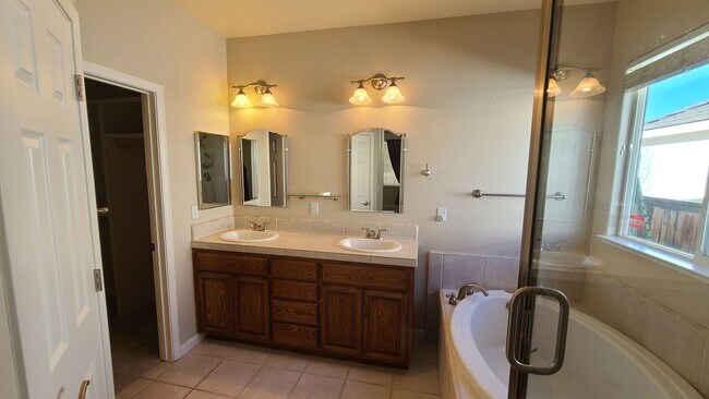 Building Photo - Single Story Sommerset Home!