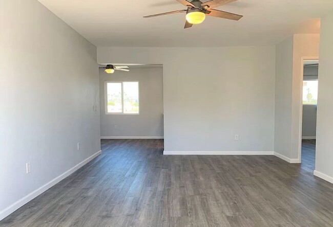 Building Photo - Upstairs 2 bed/1bath with private garage i...