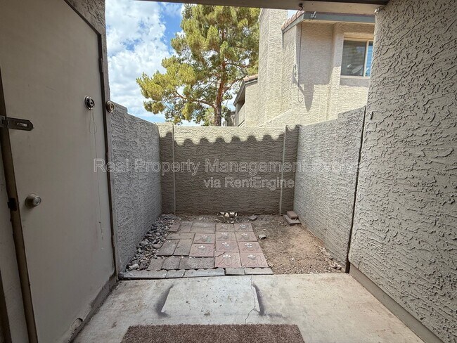 Building Photo - 533 W Guadalupe Rd