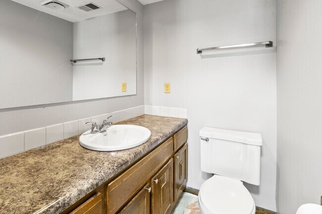 Building Photo - Spacious 3 Bedroom/ 3 Bath Townhouse
