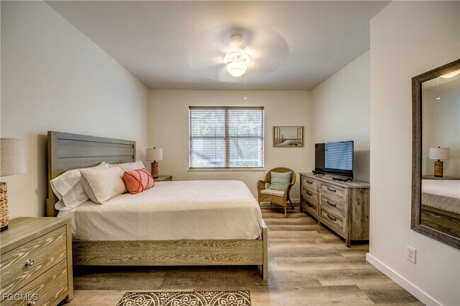 Building Photo - 10519 Diamante Way