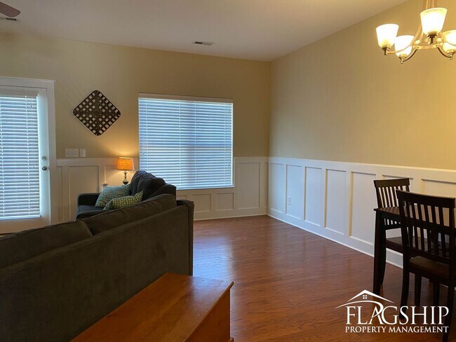 Building Photo - Gorgeous Townhouse in Grey Fox Run