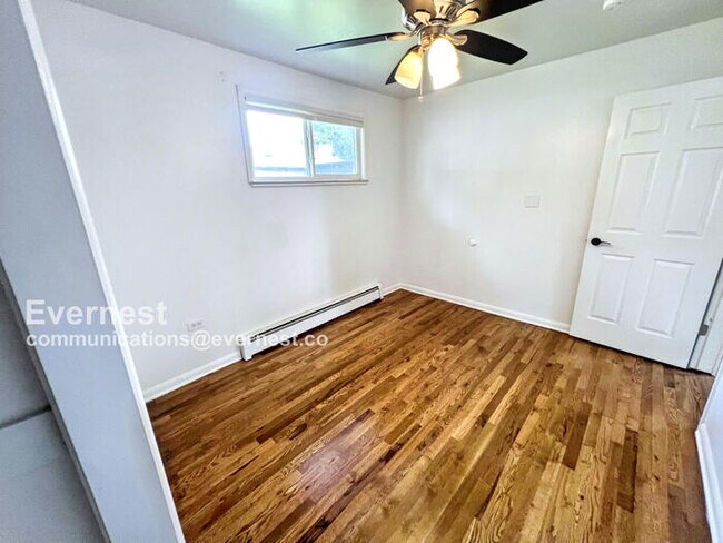 Building Photo - Gorgeous 5-Bedroom Duplex with Fenced Yard...