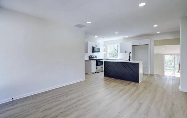 Building Photo - Beautifully remodeled 4-bedroom, 2-bath ho...