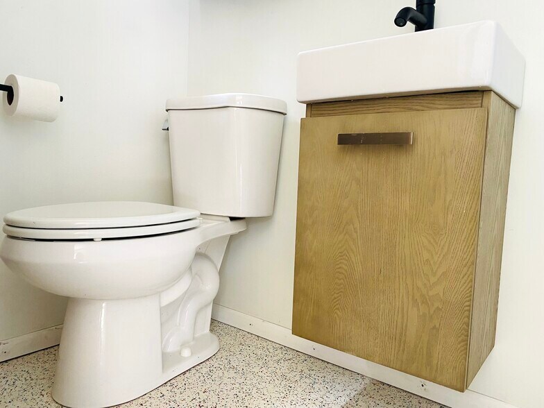 Building Photo - 1716 E Earll Dr