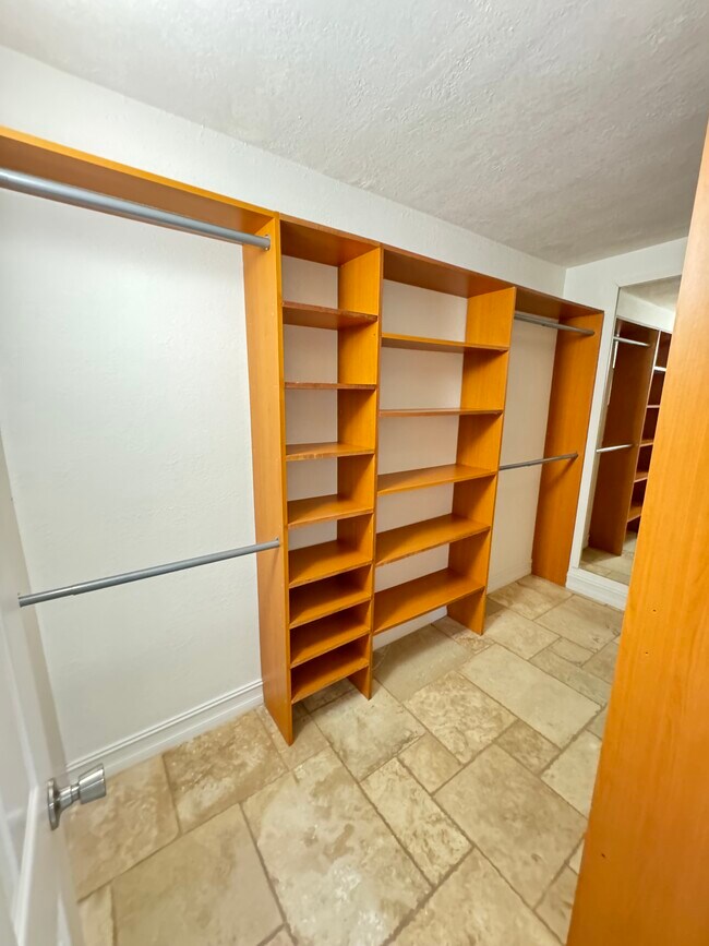 Building Photo - 905 SW 48th Ter