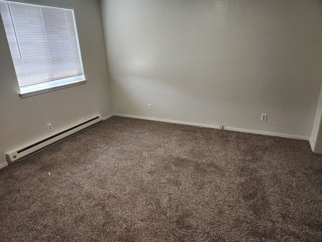 Building Photo - Nice 2 Bedroom with Garage.