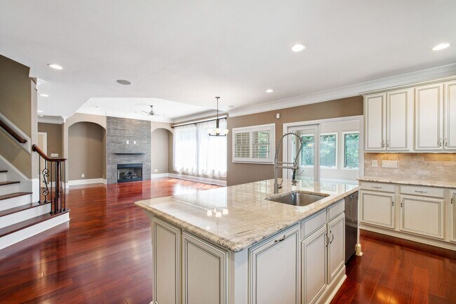 Building Photo - Elegant 5-Bedroom Residence with Luxurious...
