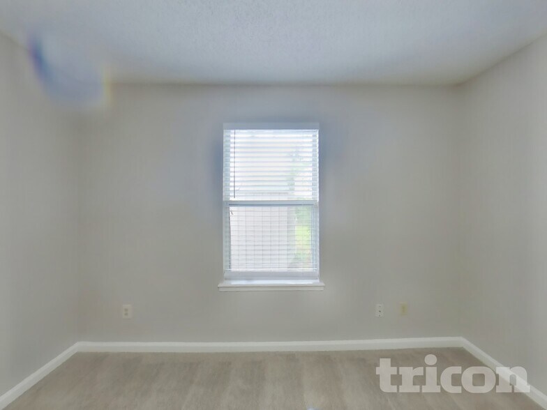 Building Photo - 1854 MacKenzie Ct N