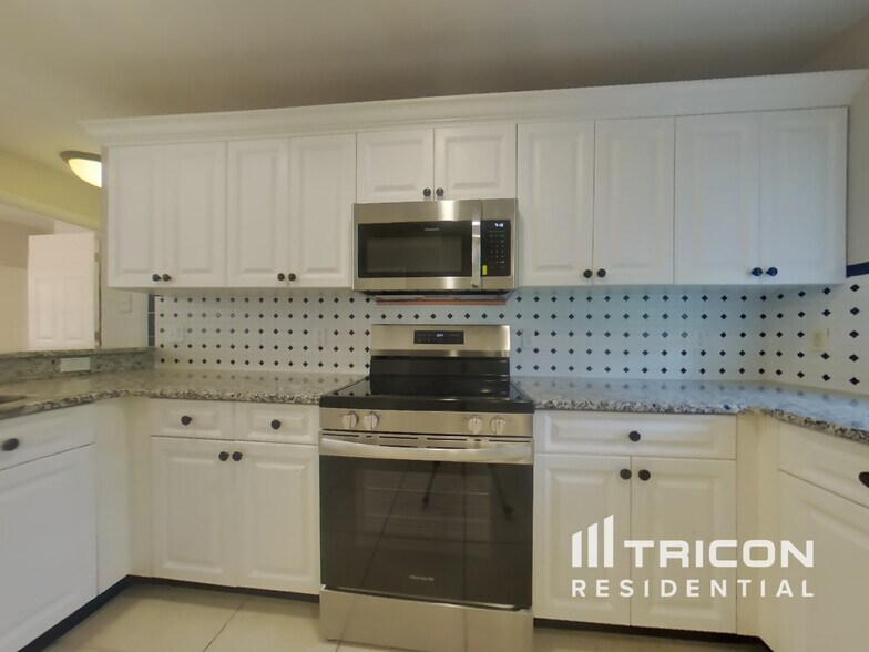 Building Photo - 2740 Begonia Terrace