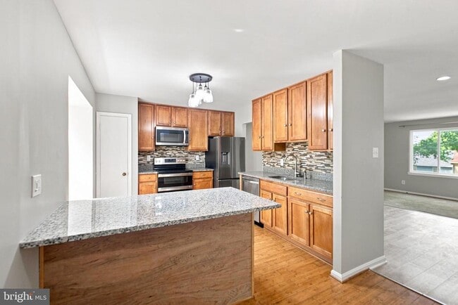 Building Photo - 8346 Stationhouse Ct