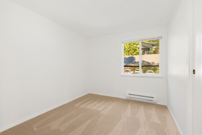 Building Photo - 2 Bed, 1 Bath Condo with Easy Access to I-405