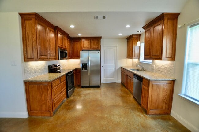 Building Photo - FOR LEASE! Enjoy Quiet Country Living in this Cute 2 BR - 1 BA Brick Home on 1 Acre in Millsap ISD.