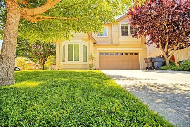 Building Photo - Lovely, Hidden Lake 4 bedroom, 2.5 bathroo...