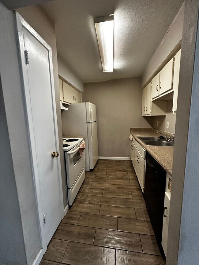 Building Photo - 1 Bed, 1 Bath condo