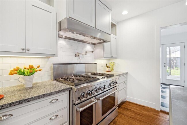 Building Photo - 2108 Branard St