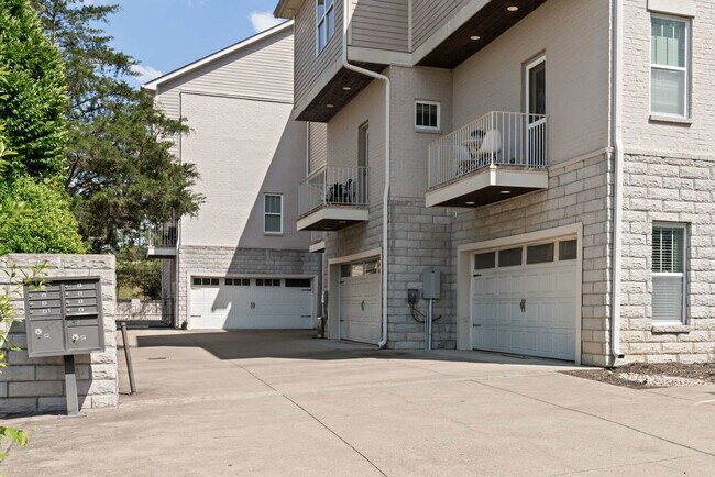 Building Photo - 1302 Wedgewood Ave