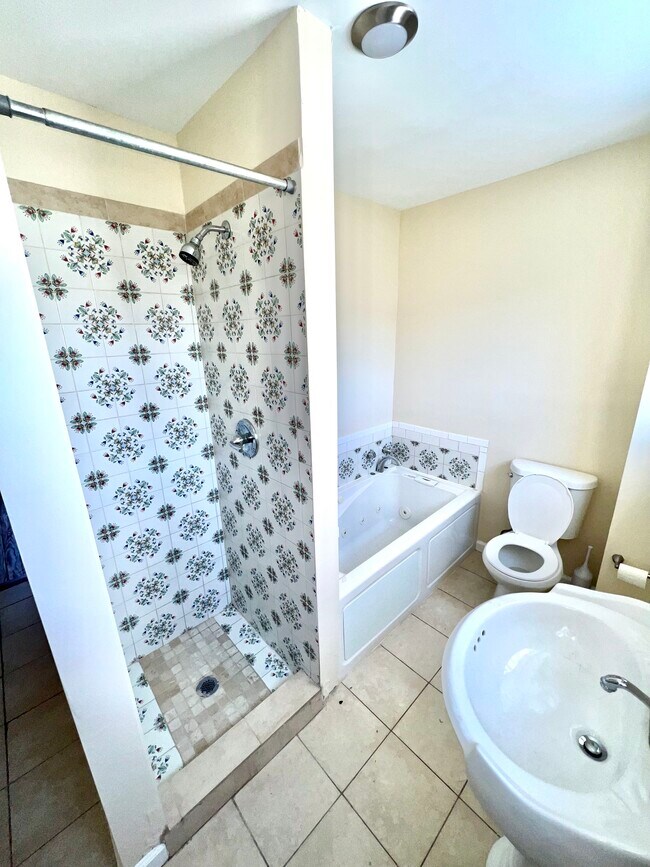 bathroom - 1323 Cooksie St