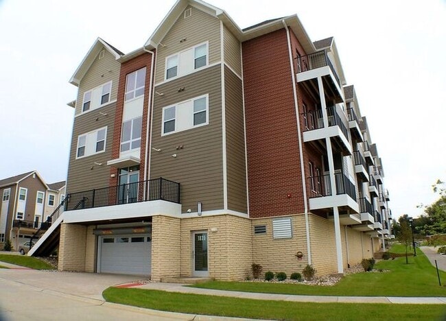 Building Photo - $1,395 | 1 Bedroom, 1 Bathroom Condo | Pet...