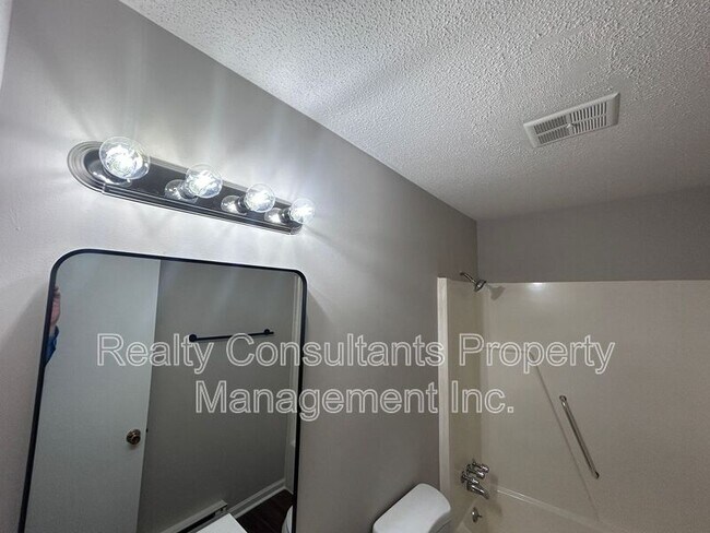 Building Photo - 115 Cox Ave