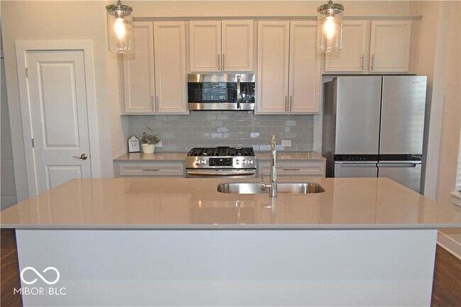 Building Photo - 874 Kinzer Ave