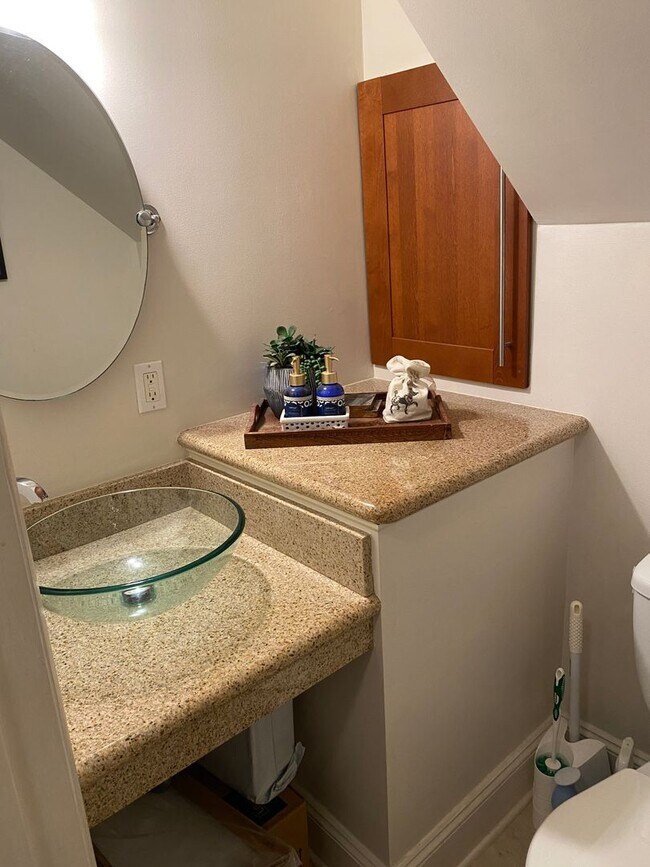 Building Photo - Immaculate end unit townhome in Raleigh's most desirable neighborhood - THE Five Points!