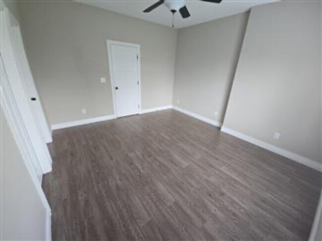 Building Photo - 5519/23 N Edwards Cir