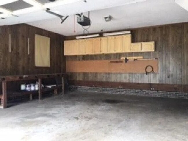 Building Photo - 3 Bedroom 2 Bathroom House