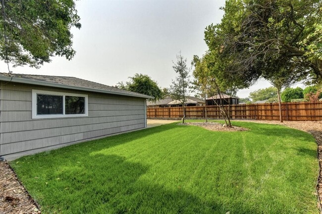 Building Photo - Near Mercy Hospital - Remodeled 4 Bdrm, 2 Bath