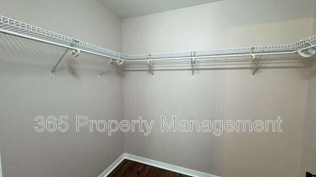 Building Photo - 10 Bellis Ct