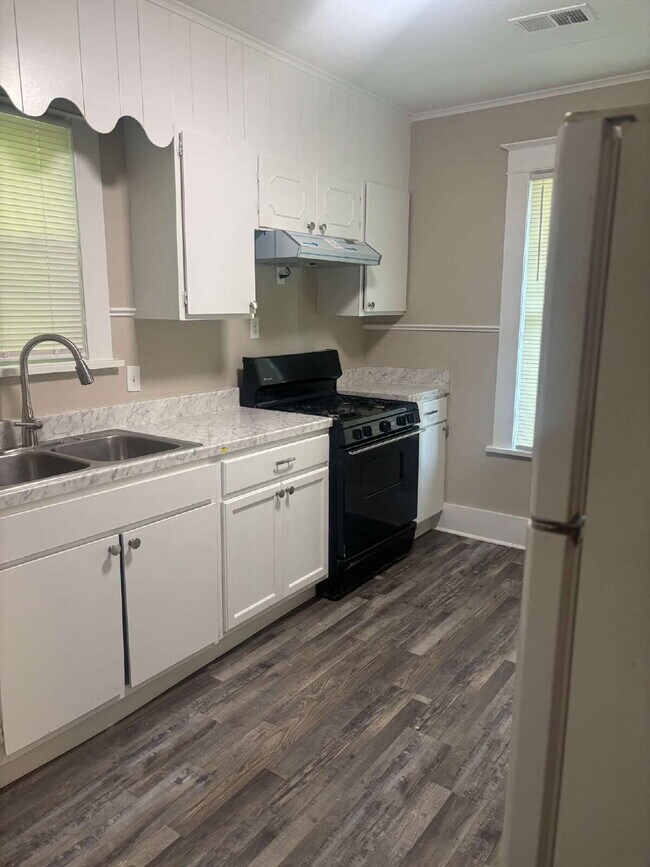Building Photo - "Charming 3-Bedroom Home with Gleaming Hardwood Floors in Vibrant Memphis Neighborhood!"