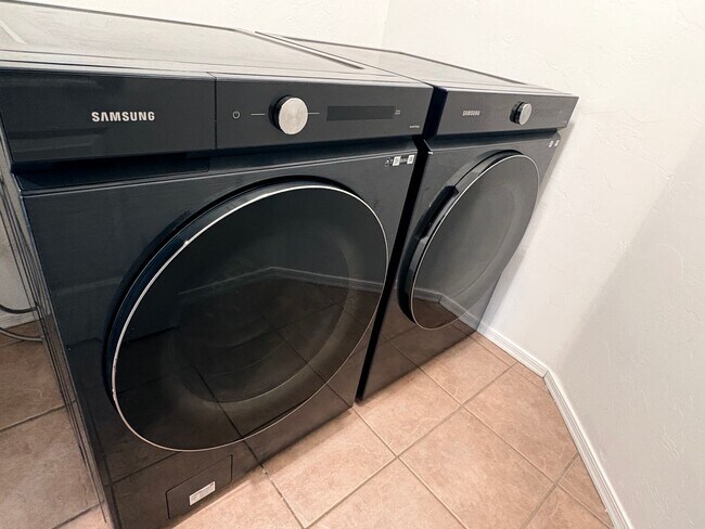 Building Photo - *AVAILABLE NOW* Gorgeous 3 bed/2 bath home in private gated Tanque Verde community!!!