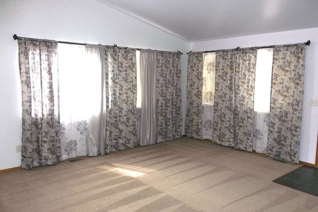 Building Photo - Bright and Functional 3 Bedroom Home with Flexible Layout