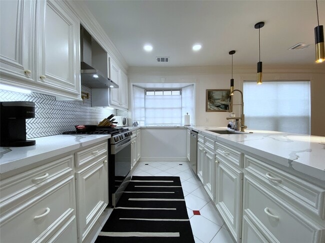 Building Photo - 2506 Van Buren St