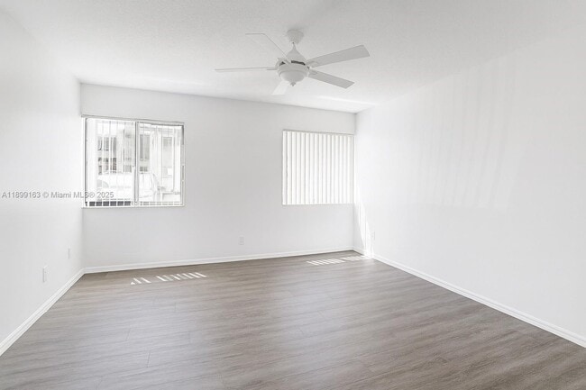 Building Photo - 311 W Laurel Dr