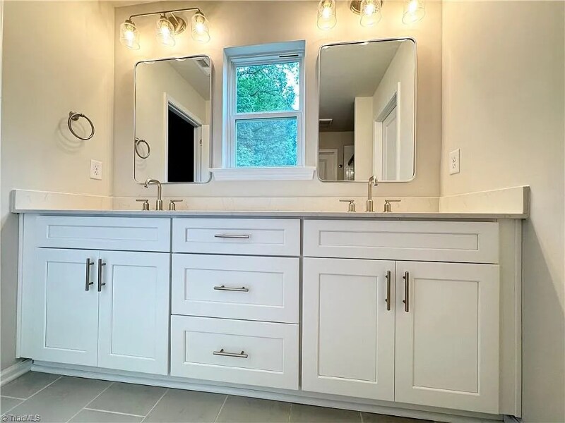 Building Photo - 1086 W Bank St