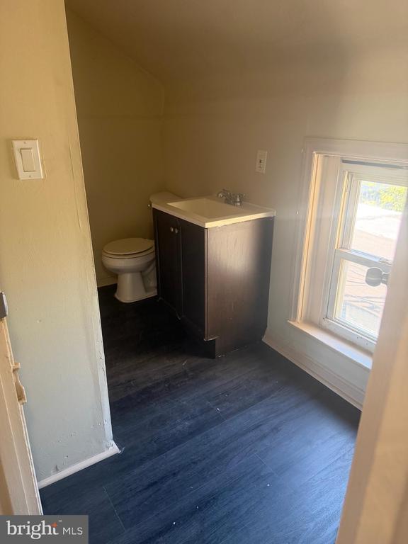 Building Photo - 352 E Airy St