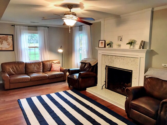 Building Photo - Stunning 3 Bedroom, 2.5 Bath Home in Short...