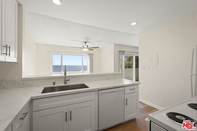 Building Photo - 18004 Coastline Dr