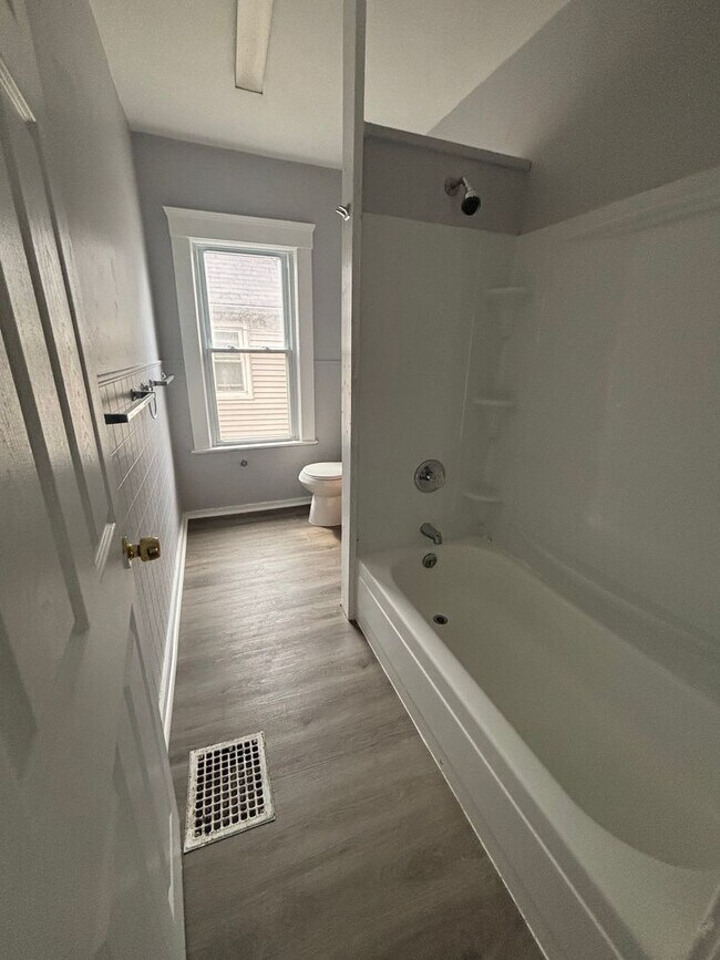 Building Photo - 4bd Single Section 8/Cash Pay