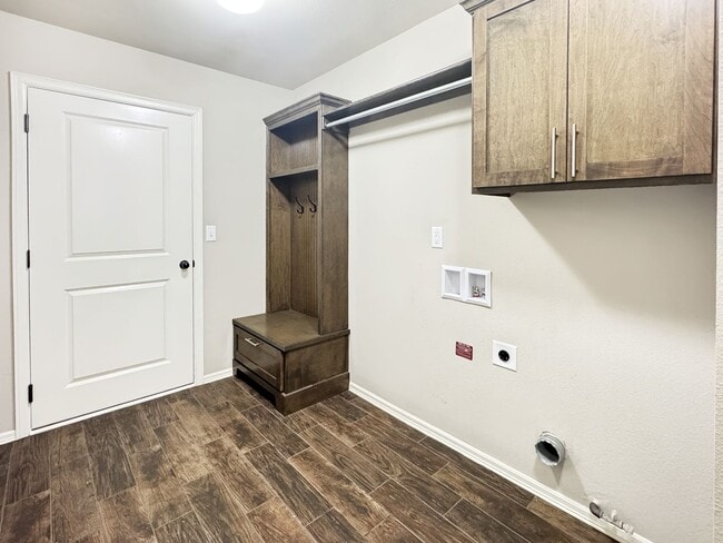 Building Photo - Spacious Modern Living in Top-Rated Bixby Schools