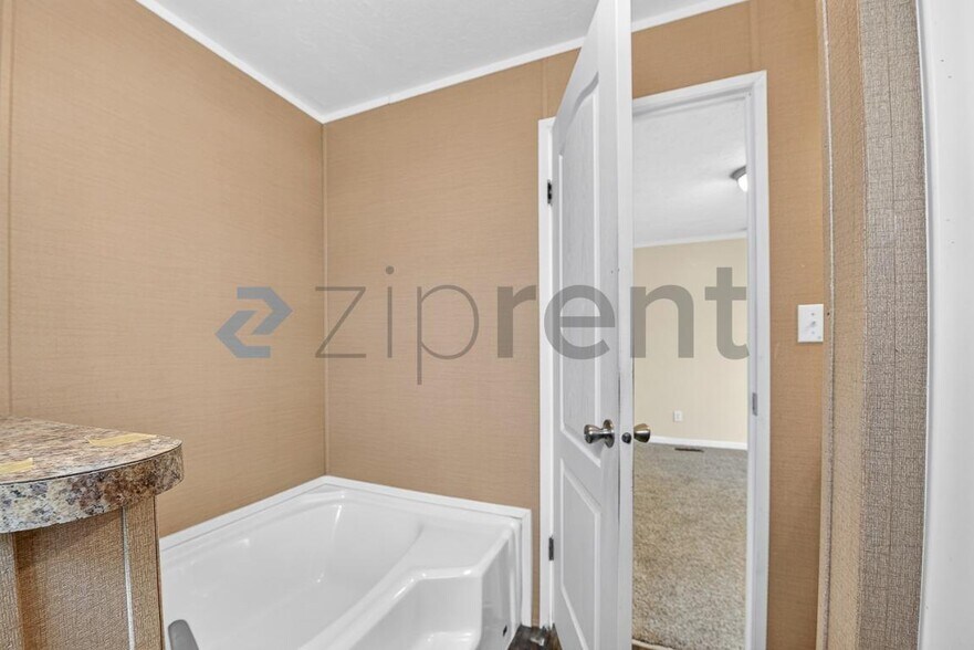 Building Photo - Unit A