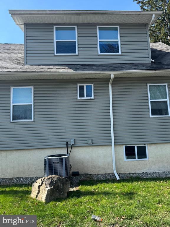 Building Photo - 422 Kansas Rd