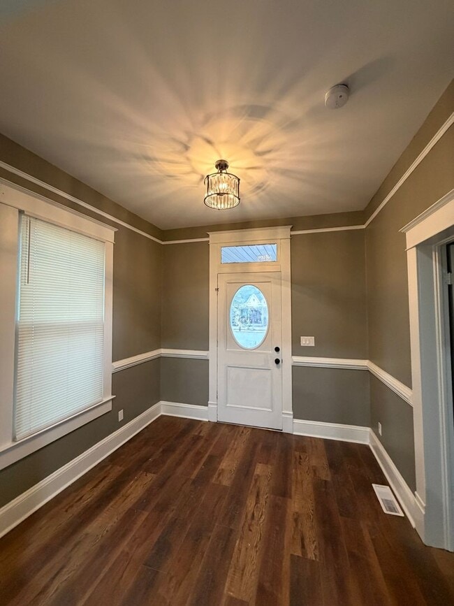 Building Photo - 1108 N Main St