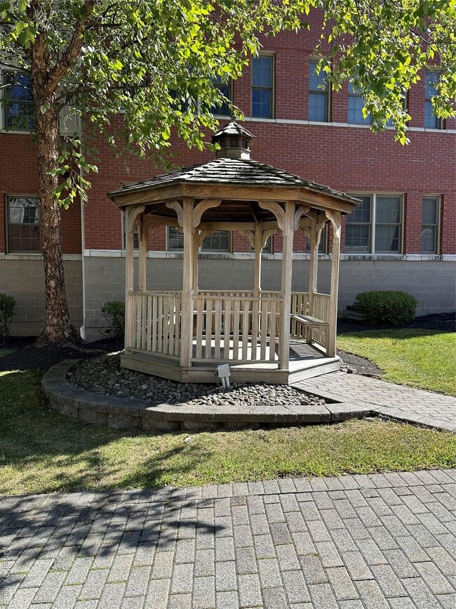 Building Photo - 75 Quaker Ave