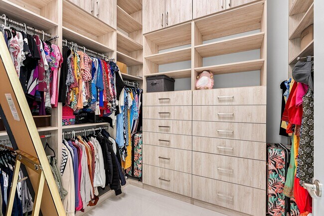 Building Photo - 8330 Essex Country Clb Dr